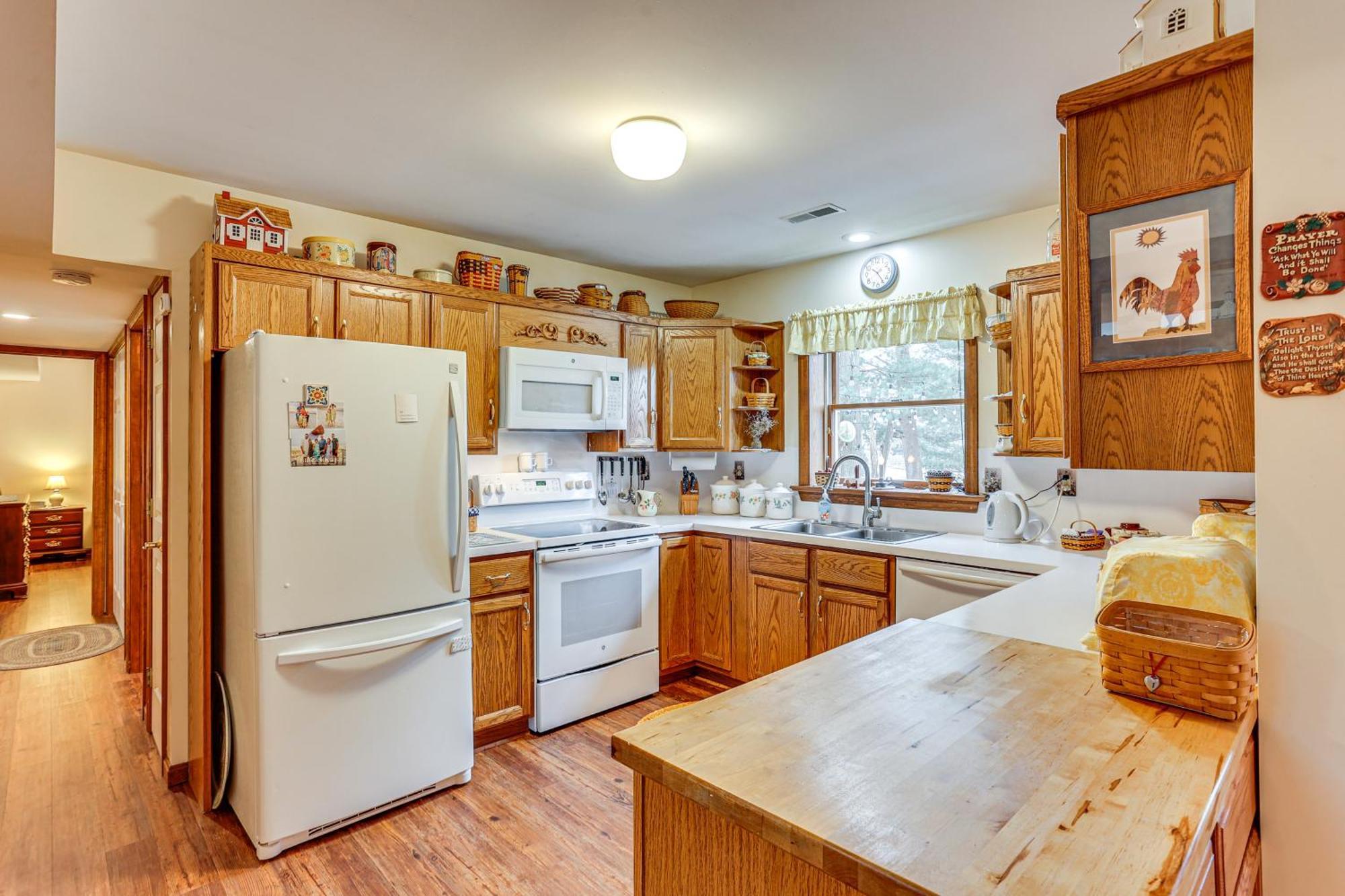 Charming With Yard And Beautiful Gardens! Apartamento
